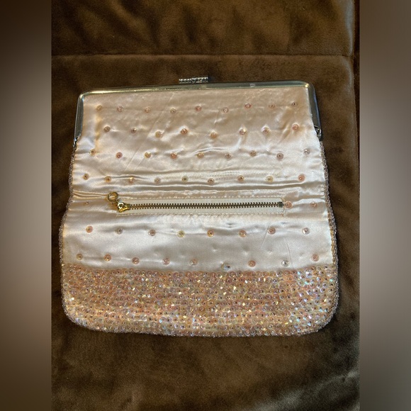 Gorgeous vintage looking beaded and sequined clutch. Pretty iridescent looking - Picture 4 of 11